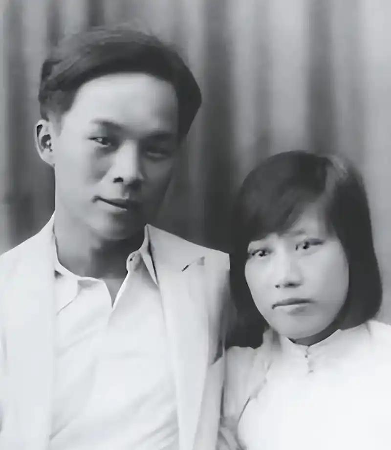 我敢说，张爱玲这辈子最蠢的一件事，就是爱上了胡兰成。
 
堂堂上海滩第一才女，李