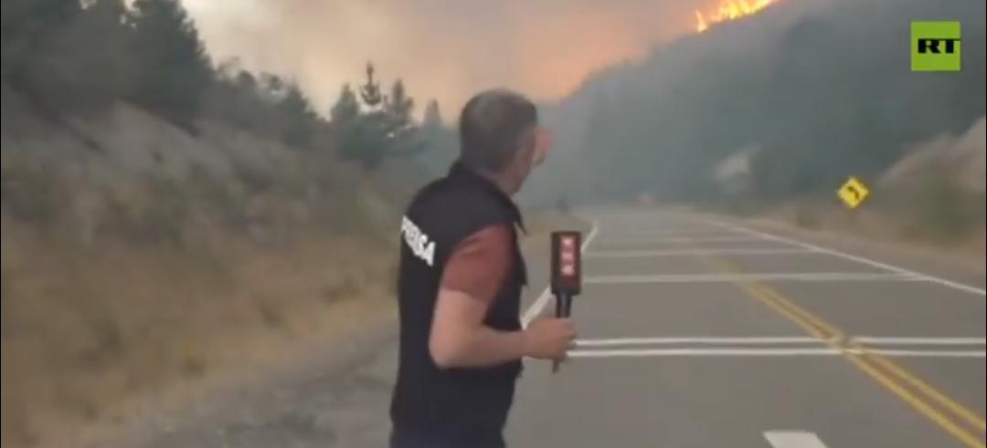 新闻快讯——阿根廷巴塔哥尼亚地区山火肆虐，火势蔓延失控。总统米莱此前宣布削减69