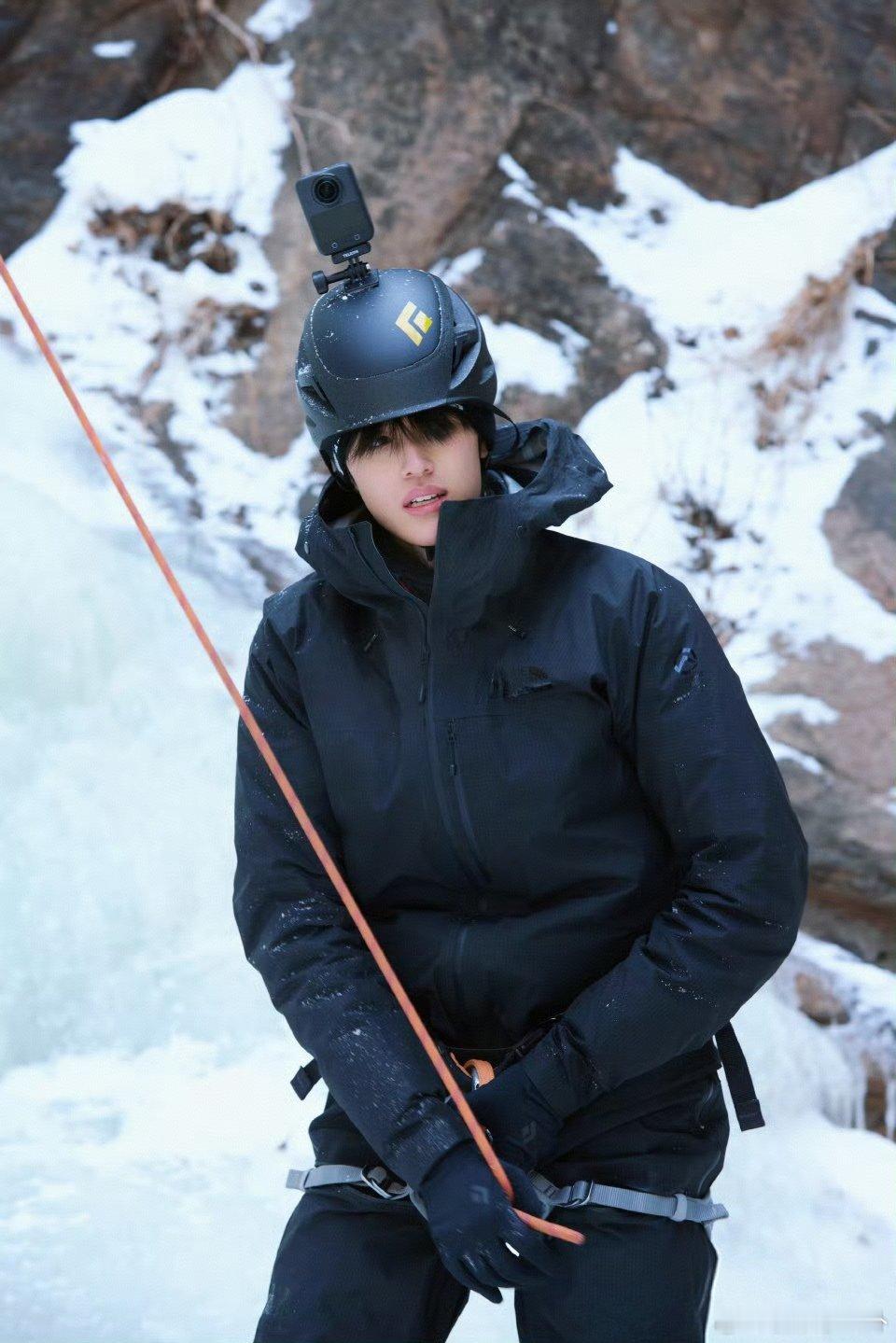 张极想挑战珠穆朗玛峰 张极太厉害啦！19岁就打算挑战高海拔雪山，攀冰让他欲罢不能