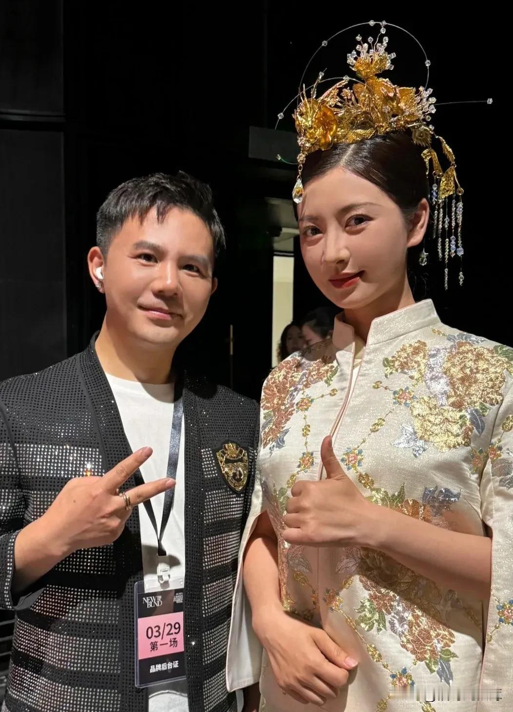 眉姐姐斓曦亮相上海时装周，端庄贵气确实好看～眉姐姐往那一站就能分得出网红和明星的