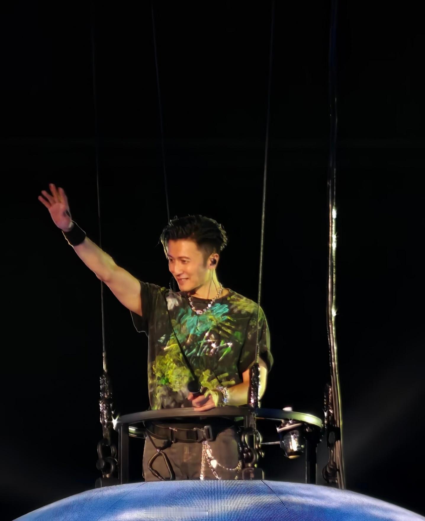 谢霆锋 是不是觉得这个位置挺值 谢霆锋杭州演唱会开设了超长延伸台，在移动过程中和