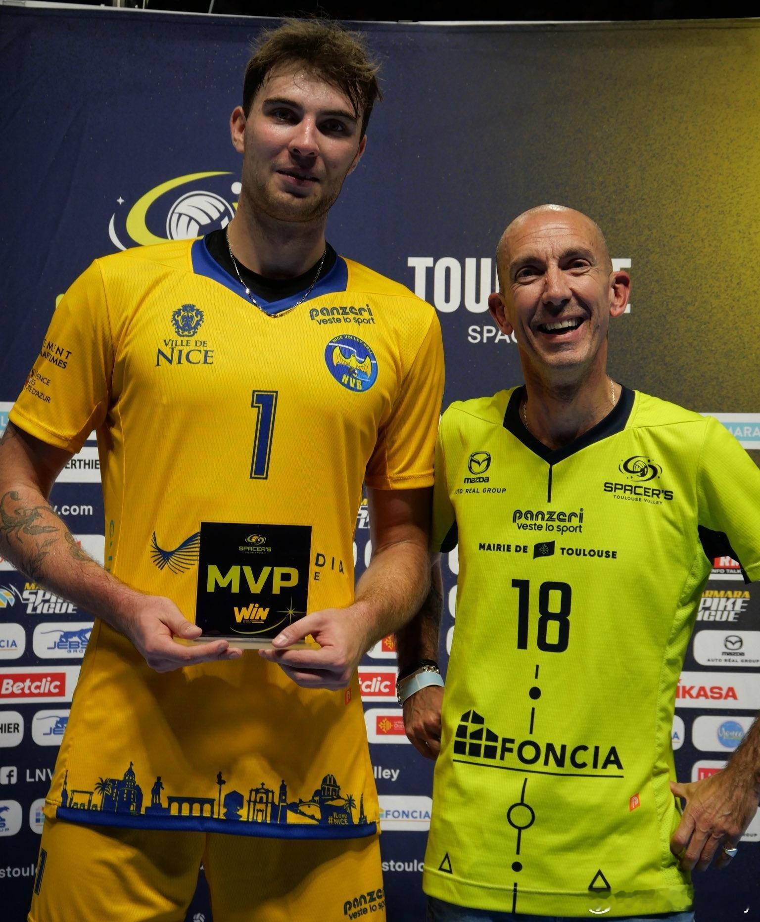 22岁身高210CM，本赛季加盟法甲尼斯的波兰接应杜尔斯基表现还不错，场均贡献2