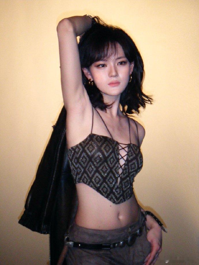 文淇一种很新的生命力穿搭 文淇同款封面文胸，是随身携带的度假心情。一抹灵感融入日