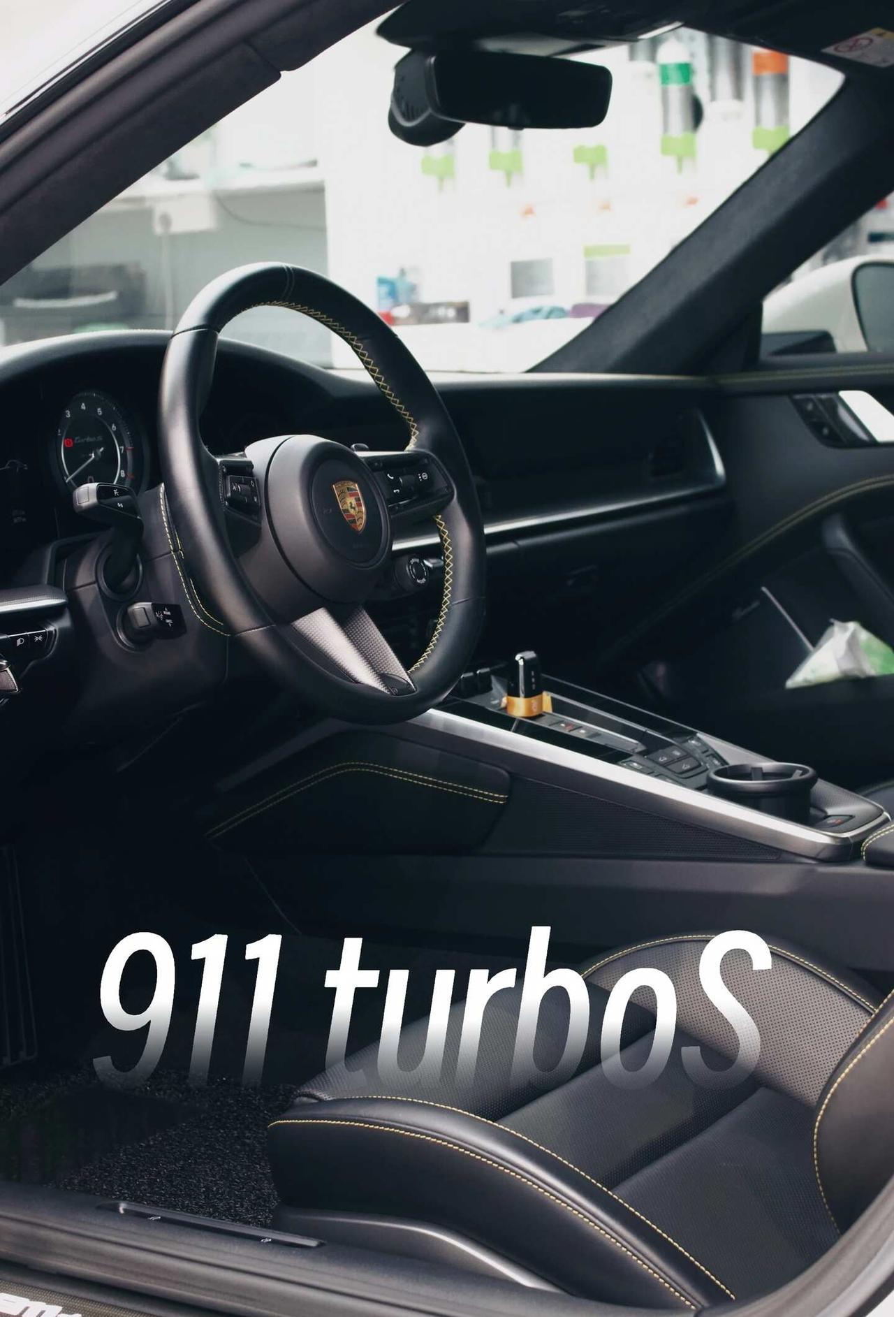 精致洗车 | 他怎会有911精致
白色保时捷911 Turbo S太帅。🏁
	