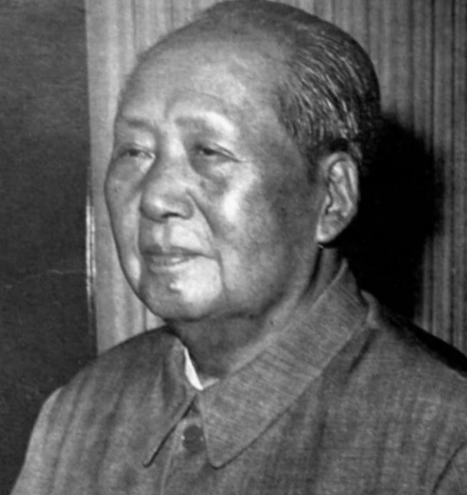 1976年1月30日，除夕夜万家团圆时刻，中南海游泳池冷冷清清，昔日指点江山的伟