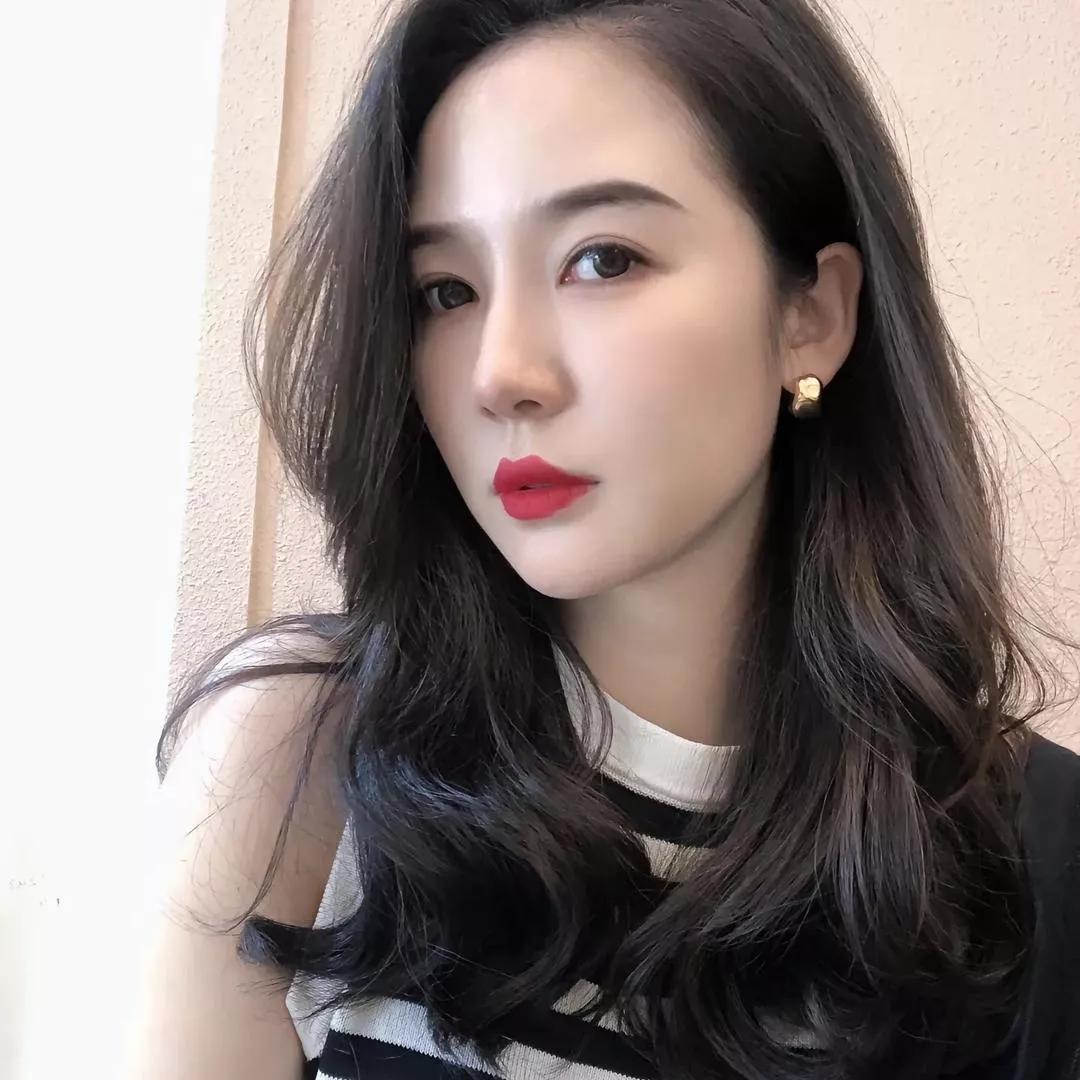 优雅红唇，复古黑发，气质满分！黑发红唇女神 红唇美人照 深发红唇 黑发写真 红唇