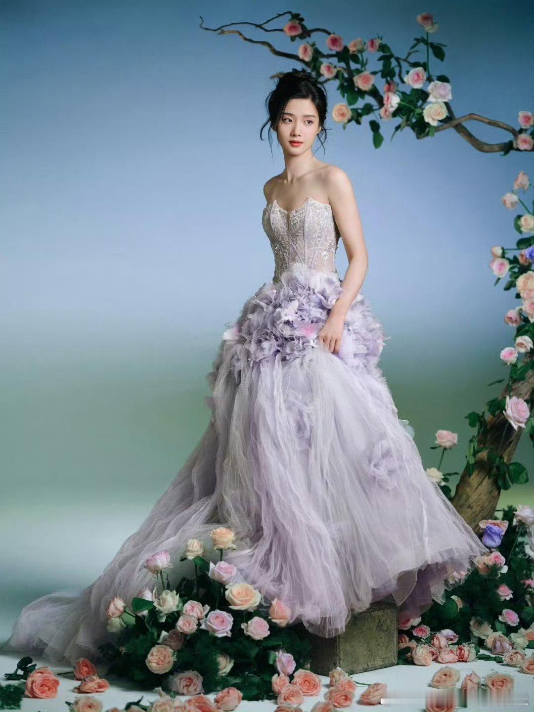 卢昱晓花仙子造型卢昱晓芭莎之夜出图 被卢昱晓芭莎出图的紫色花裙狠狠拿捏，迫不及待