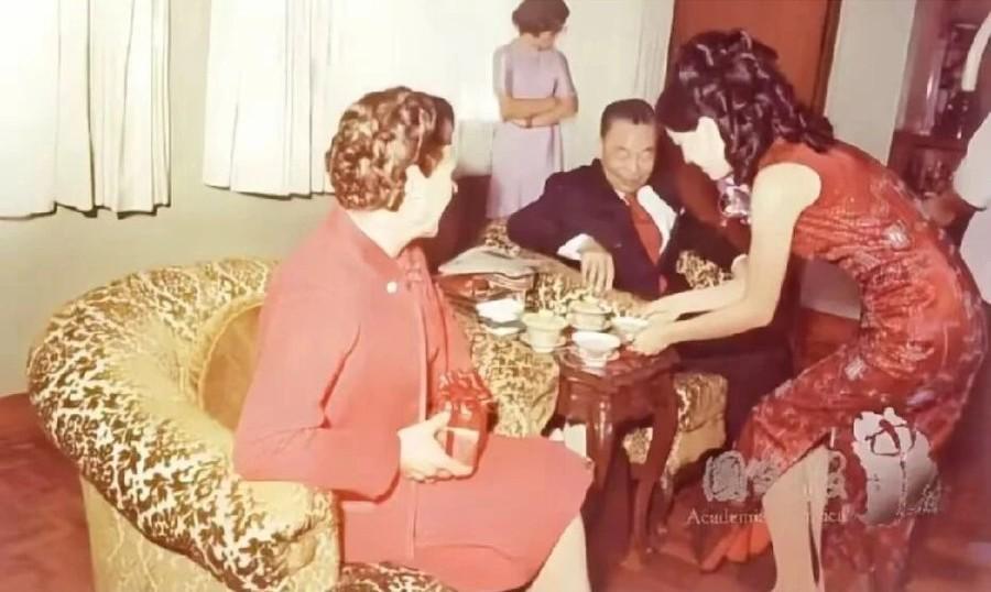 1973年，新婚之日的方智怡给公公蒋经国和婆婆蒋方良奉茶时的一幕，当时婚礼之后，