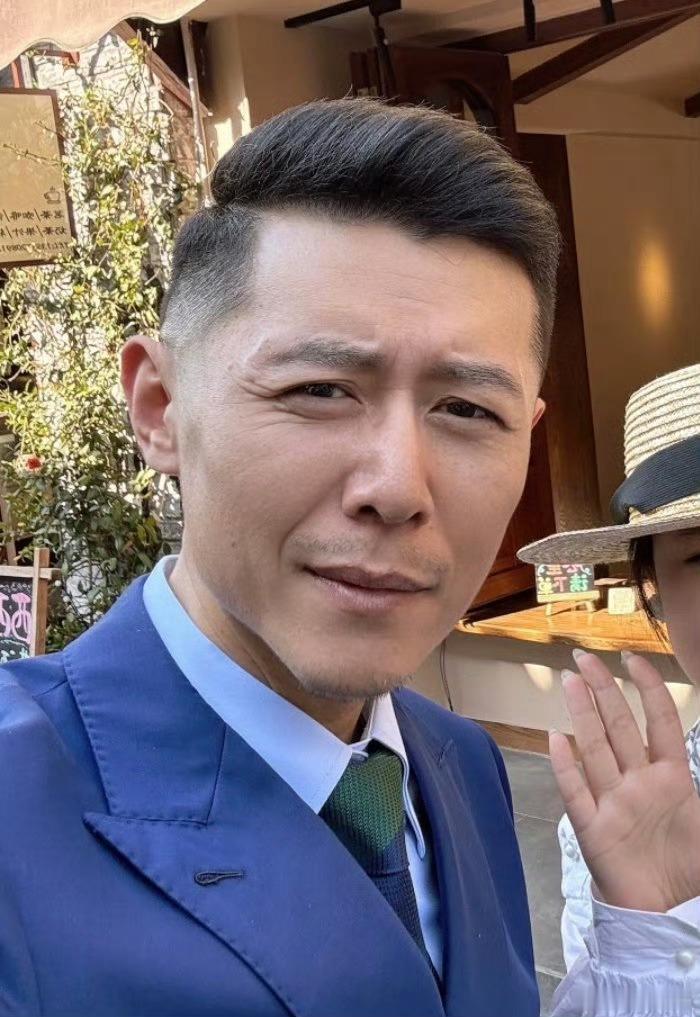 大冰老师很神奇的体质，一部分人觉得他已婚已育，一部分人觉得他一直单身大冰公开恋情