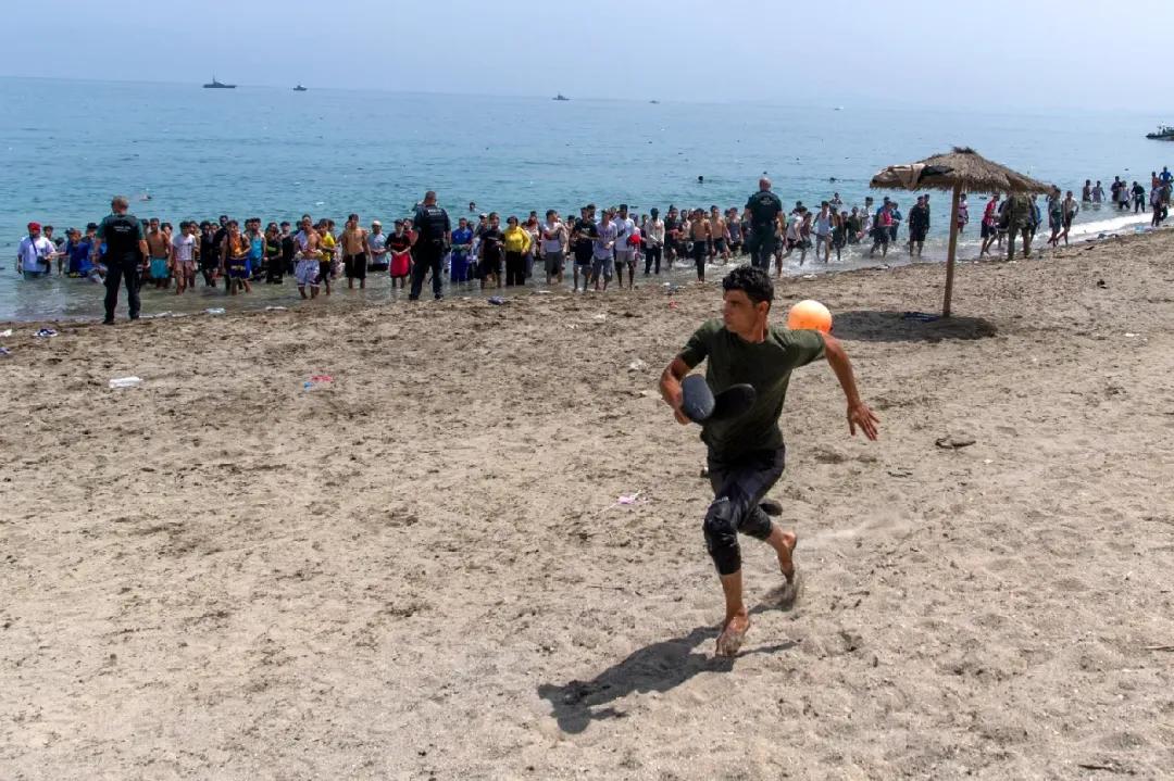 7月底西班牙北非飞地休达发生的移民越境事件中，七万名摩洛哥年轻人冒险游向休达，然