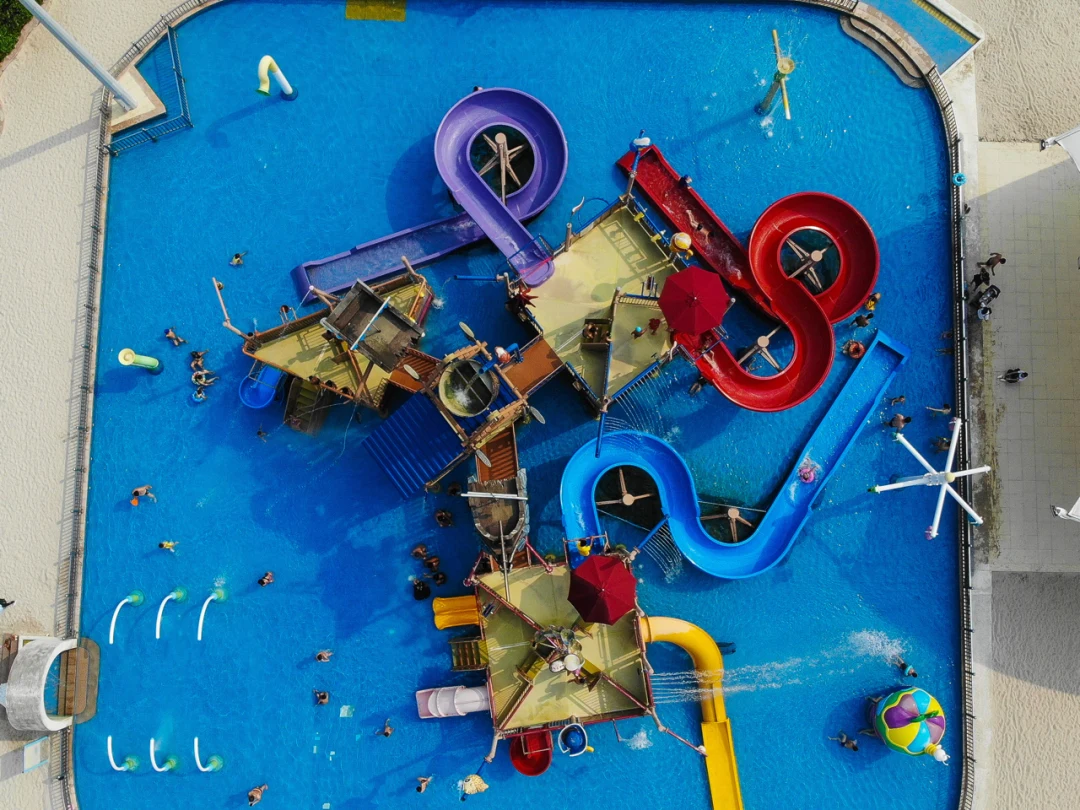 下午玩海泉加勒比水公园，有大喇叭滑道、亲子滑梯、欢乐水魔方三大项目。