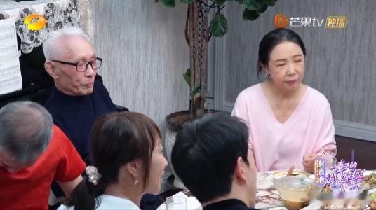 卢靖姗把煎饼认成抽纸  卢靖姗的迷糊瞬间太有趣了，煎饼当成抽纸来问，这样的她更加