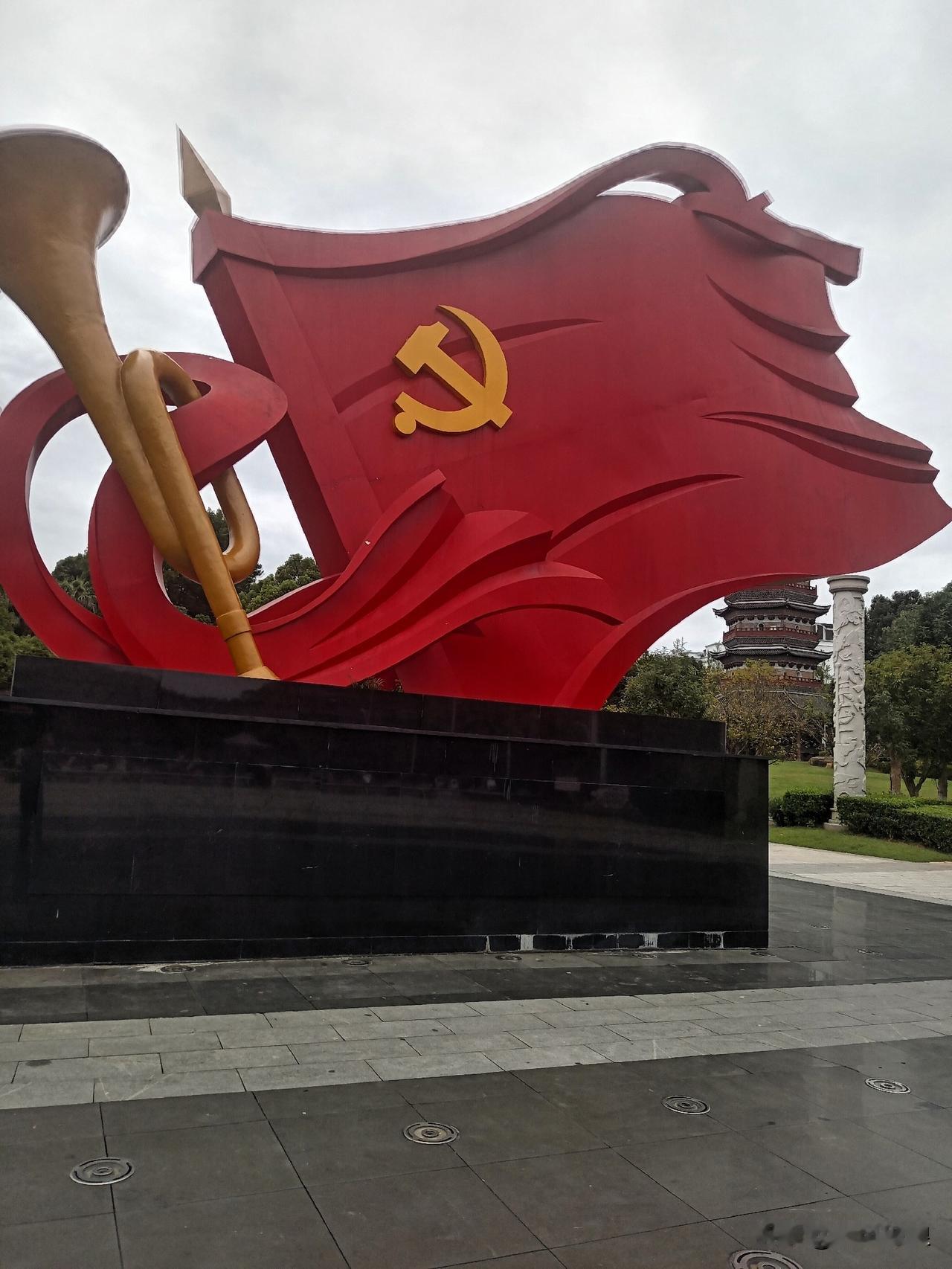 2026年8月1日，阴天。我前往本县的红色博物馆参观，馆内陈列着众多为解放事业英