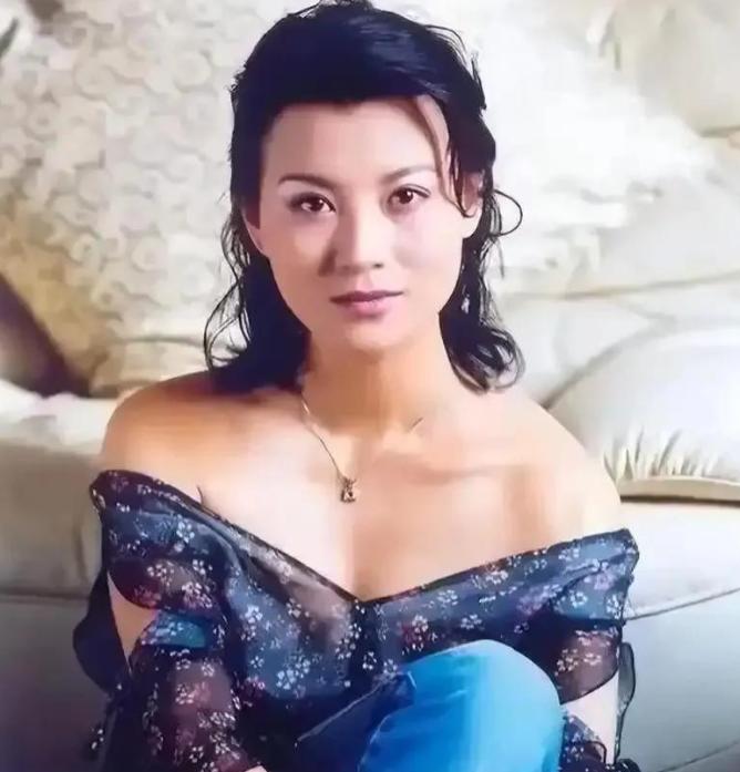 史兰芽27岁嫁刘斌，一年就离了，原因特别干脆，她不生孩子！16岁演《围城》唐晓芙