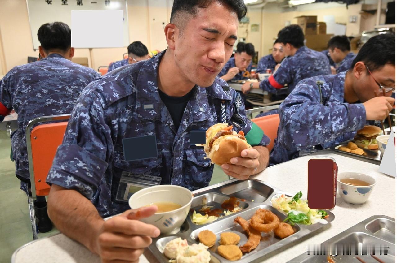 下面是日本海上自卫队X官方账号6月24日刊发的训练舰舰员用餐场景照片，并配发“北