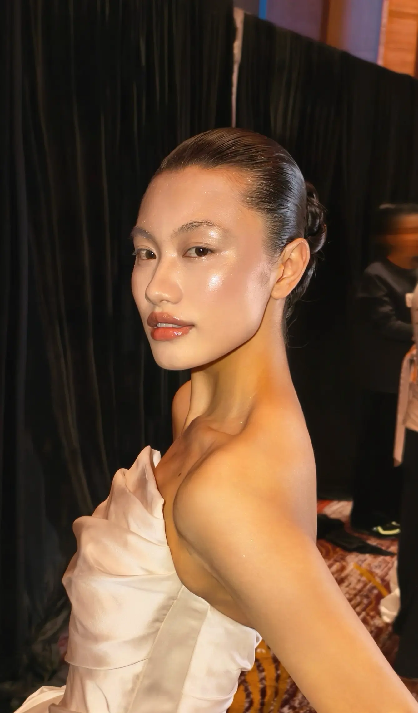 芥茉秀场^ - ^超爱的婚纱被我穿上了 超美的婚纱，超美超爱的秀场妆容！！！！