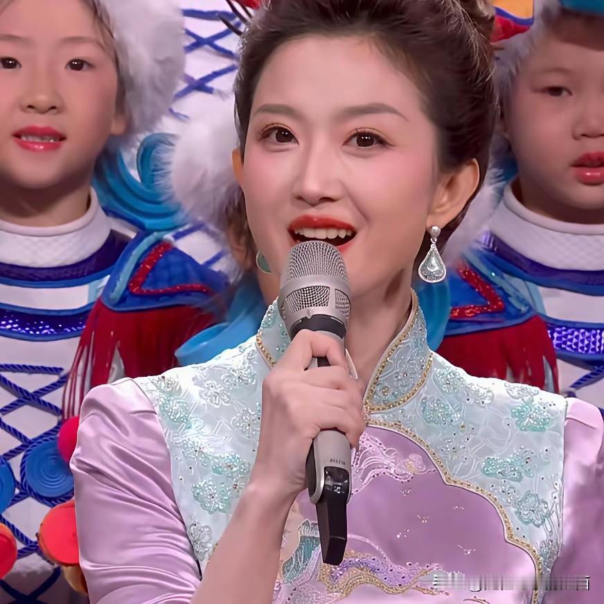 这位美女长相甜美，属于温柔系的一个主持人，是一个明明可以靠颜值，她却偏偏靠才华。