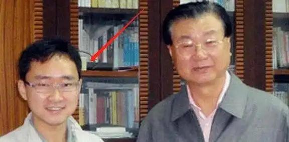 2009年，一位四川考生的高考作文因为字迹无法辨认，特地请来了专家，经过鉴定，确