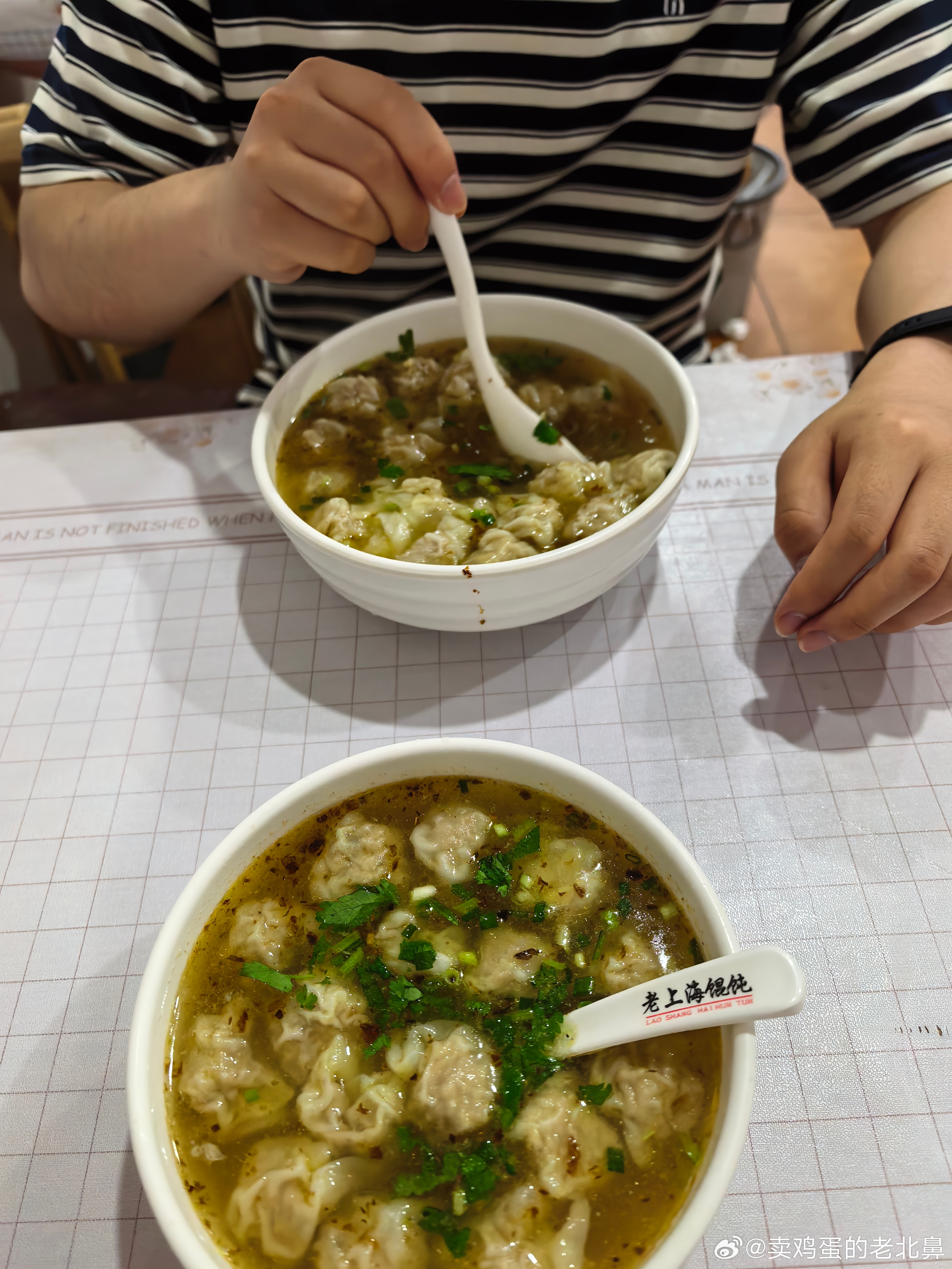 大儿说都九点半了。他得来一份大碗的小馄饨。不然中午会饿。说妈妈你减肥。就吃小碗的