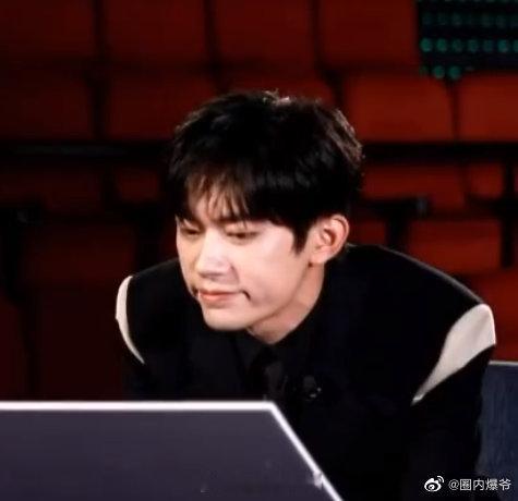 #吴京送易烊千玺炸糕#活动上的易烊千玺乖乖的好可爱，和电影预告里的气场完全不一样