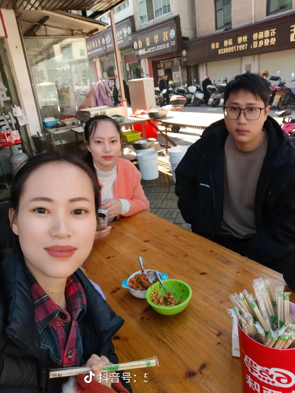 梁志辉和姐妹俩一同用餐时拍摄的照片，志辉说，谁可以把弟弟给p上去，这个画面背景是