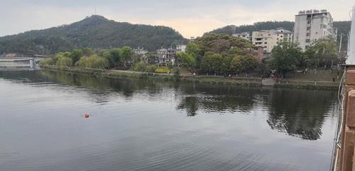 【精品第五条｜毫不犹豫，纵身一跃！会昌民警勇救落水母子】
3月21日16时许，会