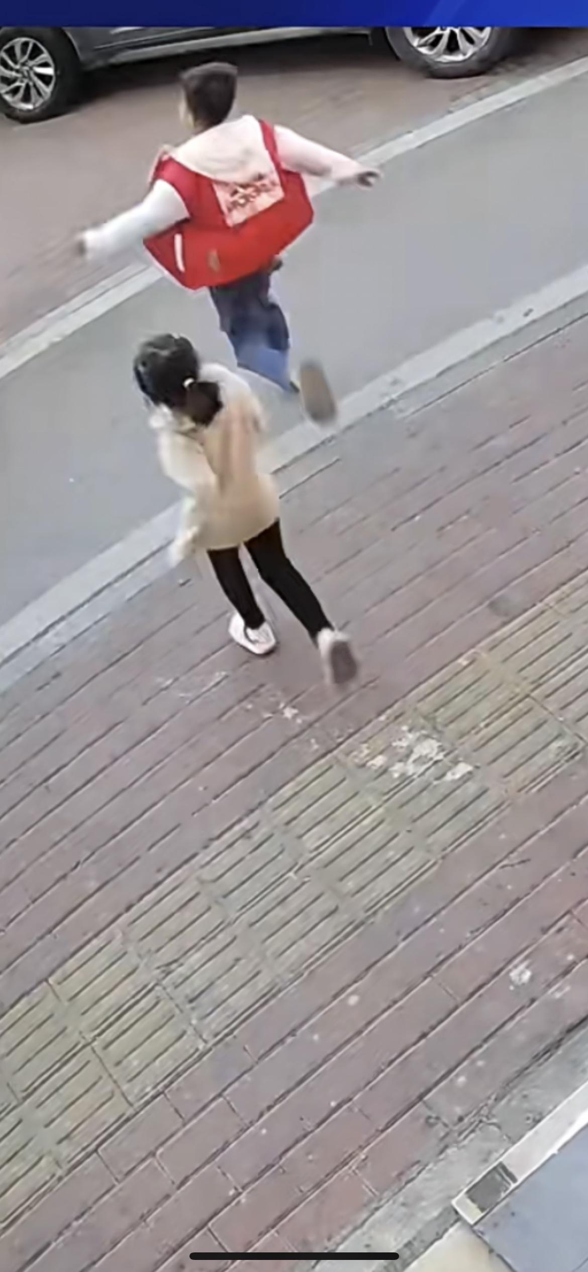 1月30日广东，女孩在人行道奔跑来回穿梭被撞，爸爸在路边接电话，未看护好小孩，妈