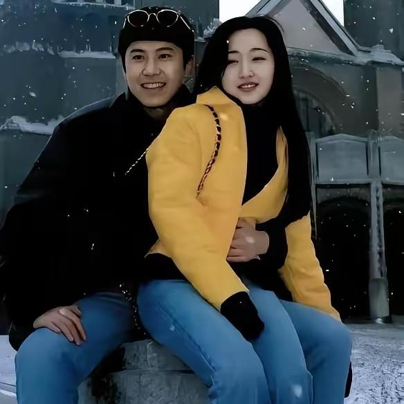 1991年，
二十出头的杨钰莹与毛宁
留下合影，青春的模样鲜活动人，也造就了内地