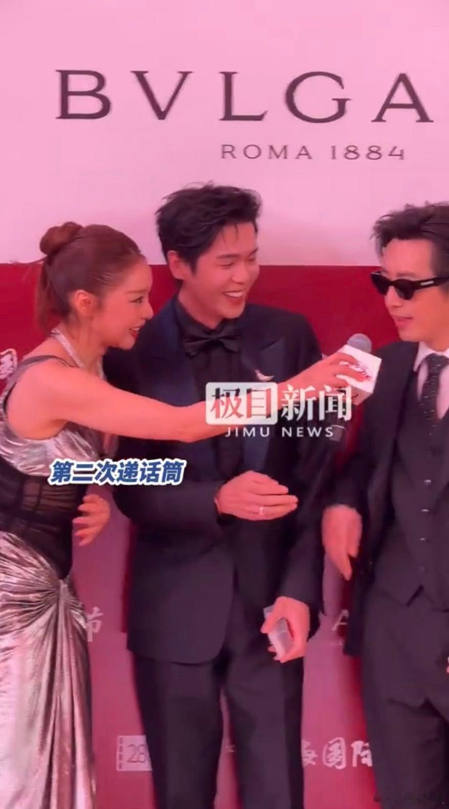 高叶严格按照演员表排序发言高叶红毯两次让话筒 高叶在《年会不能停2》剧组红毯采访