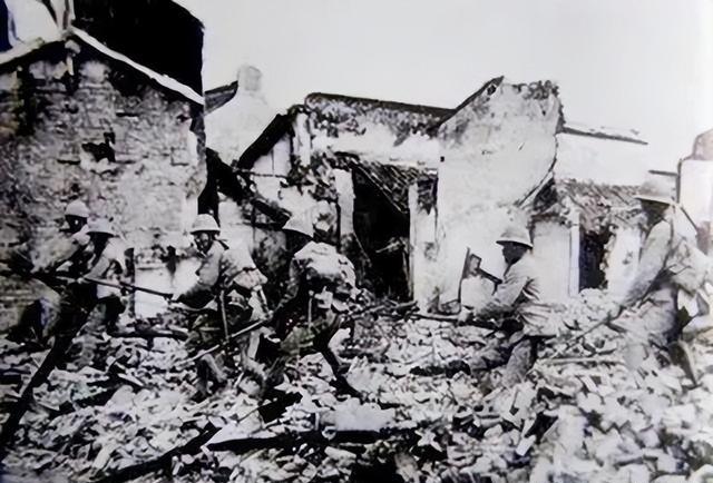 1939年，一地主将300名八路军接到家中休养，谁料却被1200名日军包围，激战