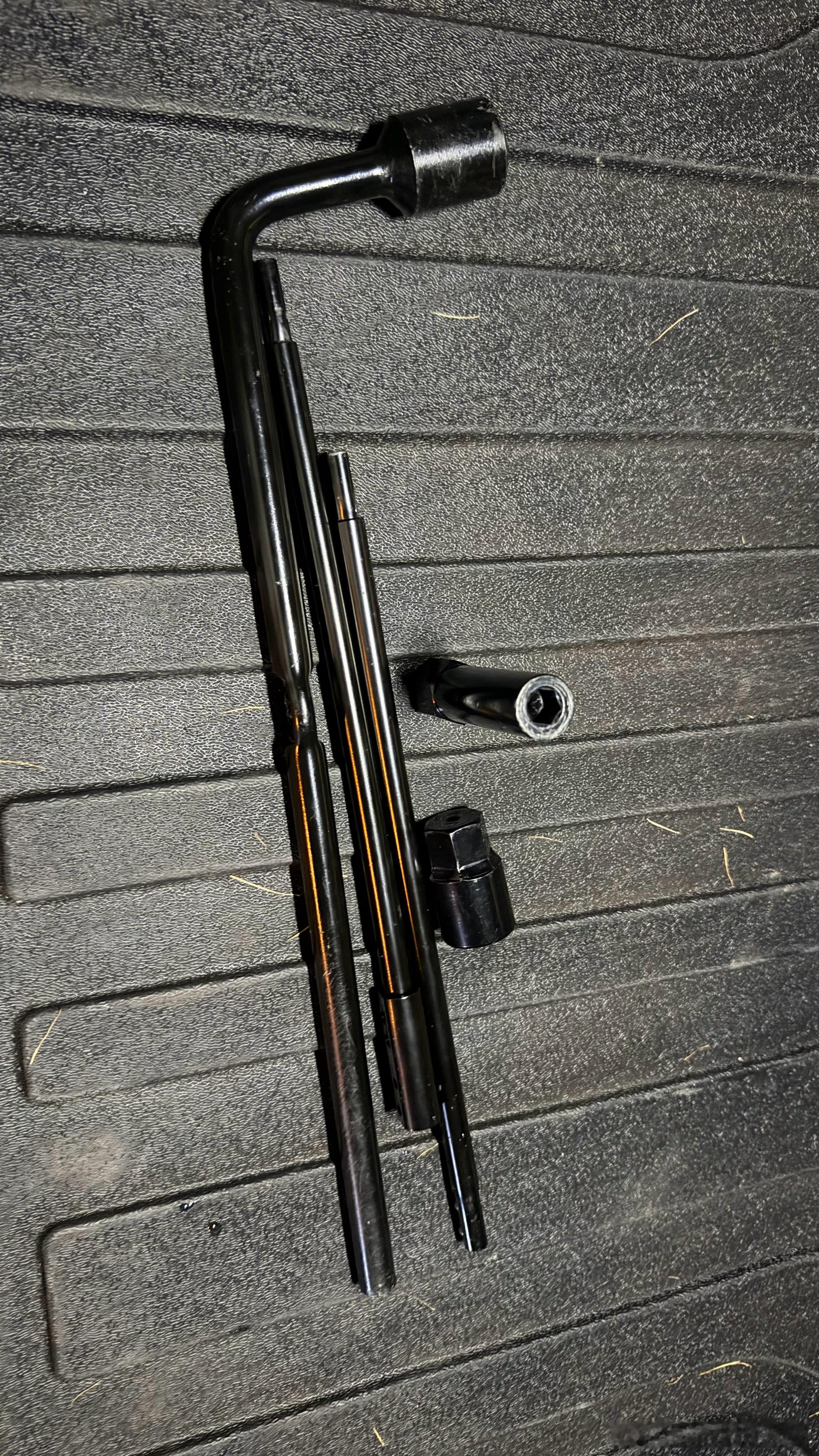 今天开豹5闪充版在根河扎胎了，是被一颗石子扎破了轮胎…换胎的过程中，发现车里没有