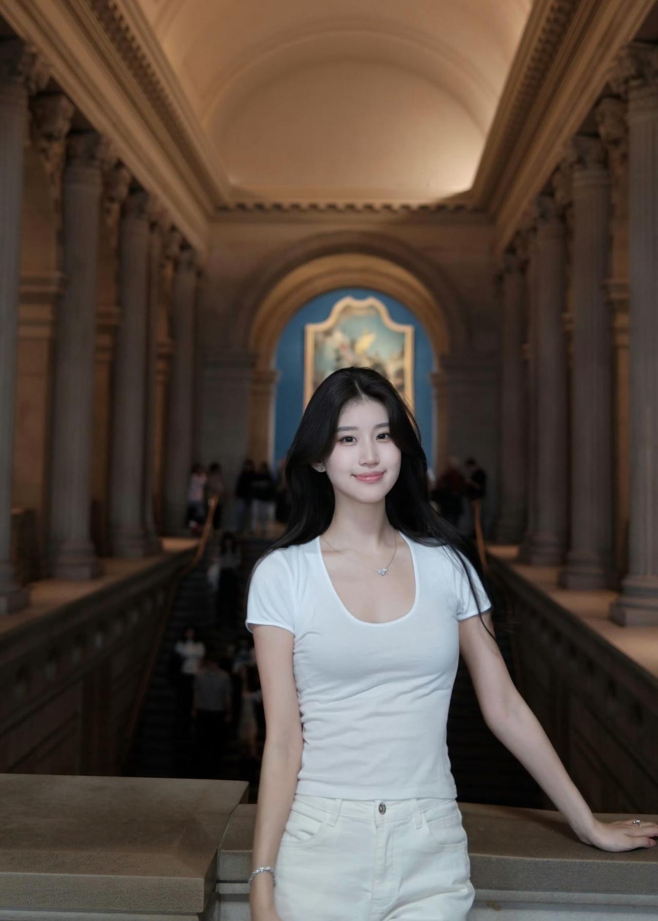 分享女神美图纯白穿搭适配复古美术馆，光影落在长廊，每一帧都是安静治愈的画面。气质