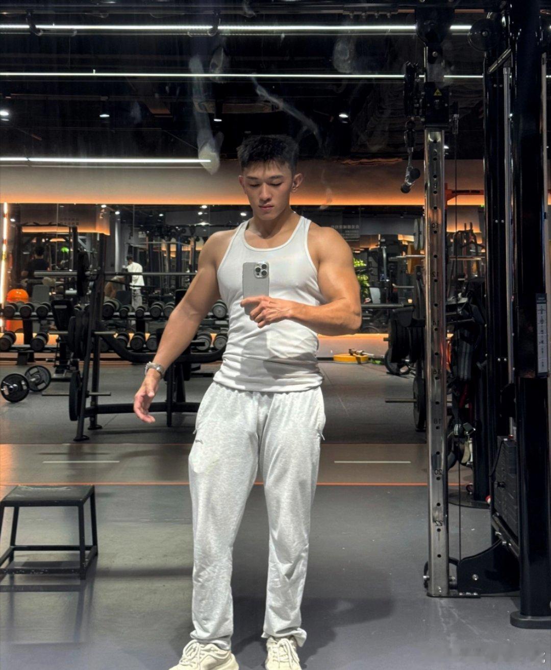 打造强健肱二头肌与肱三头肌手臂是人体力量与美感的集中体现，肱二头肌与肱三头肌的协