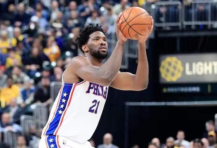 谁是NBA现役第一中锋？有人说是掘金的约基奇，也有人说是马刺的文班亚马。但我认为