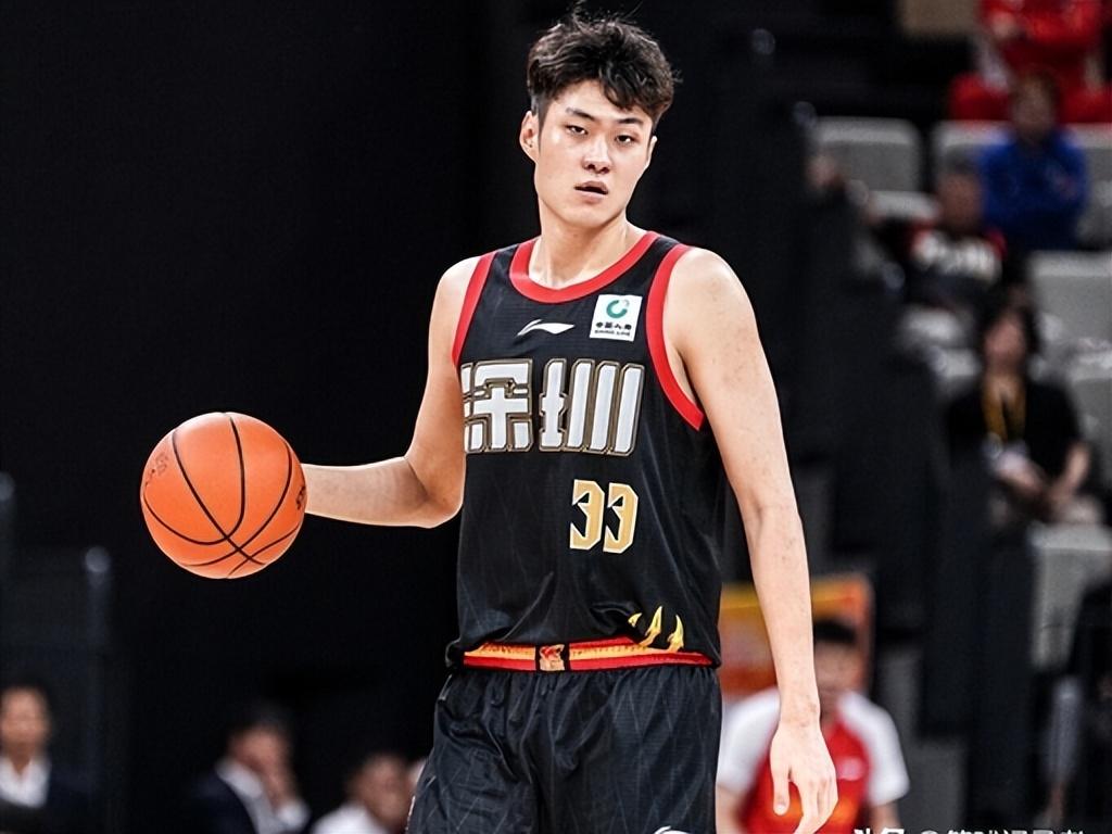 两个人是同一年出生的，只是月份不相同，上升一队的时间不相同，
王浩然2022年就