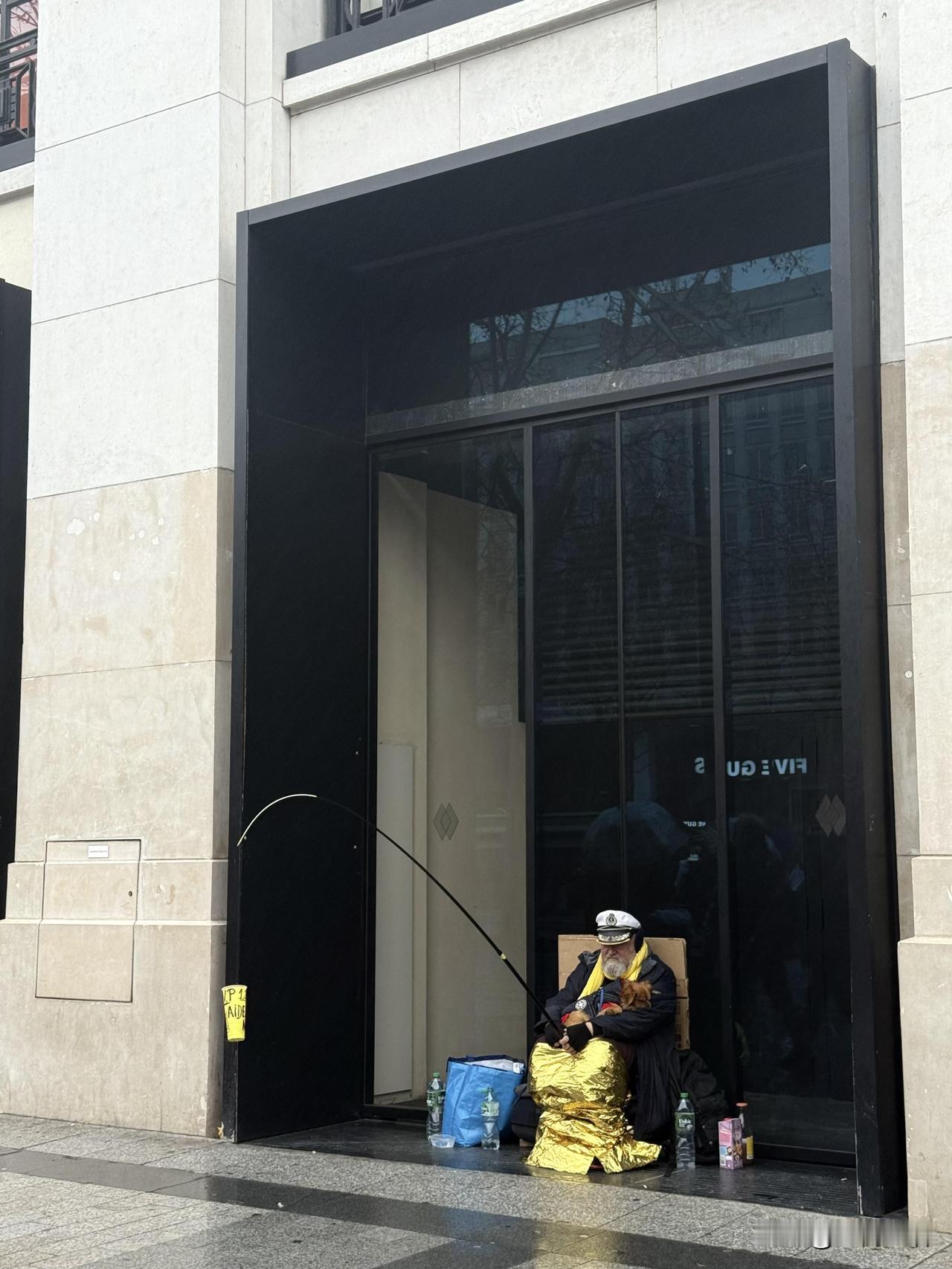 真的服了巴黎！
连街头的流浪汉都透着一股优雅劲儿。

昨天下着小雨，
看完香街的