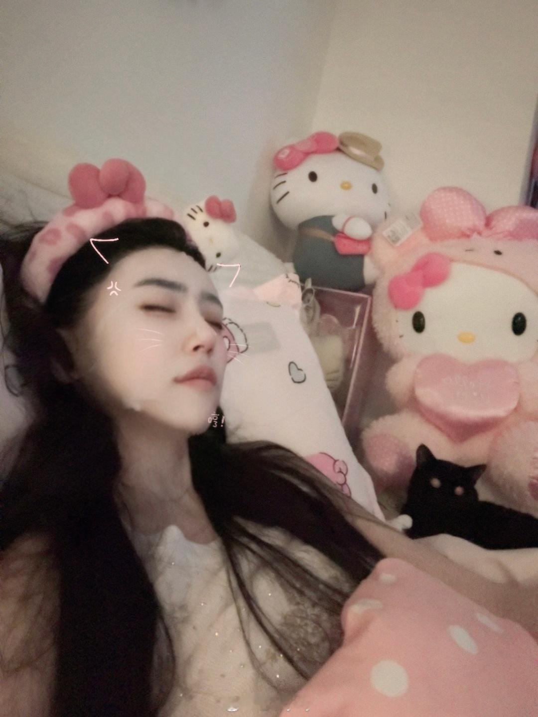 昨天回家直接九点多睡到现在…妆都没卸手机也关机了平时在每个手机里定闹钟…现在爬起