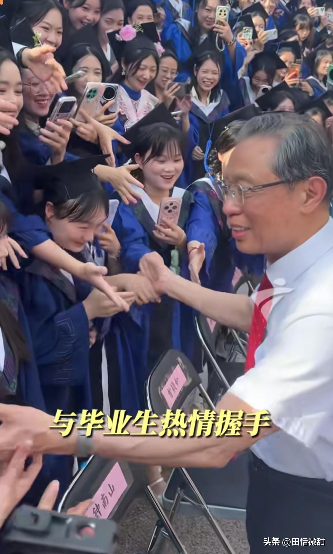 这哪里像九旬老人啊，看起来状态这么棒。

6月23日广州医科大学举行毕业典礼，钟