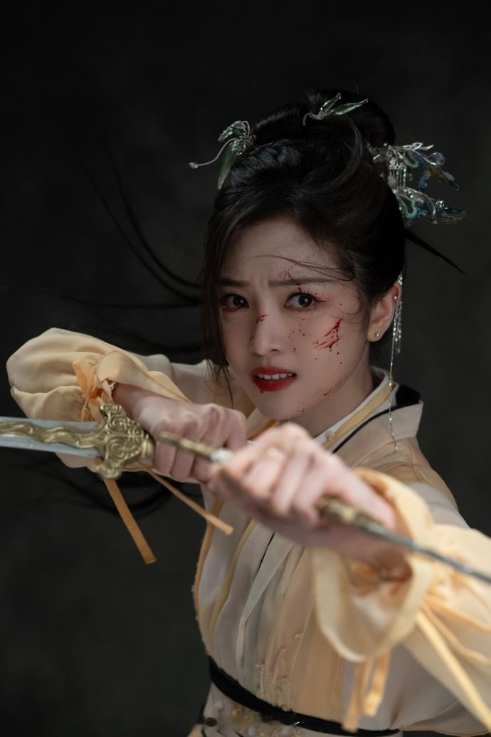 吴宣仪分享的王权醉战损造型令人心碎！12张剧照中，她将角色从坚强到脆弱的转变刻画
