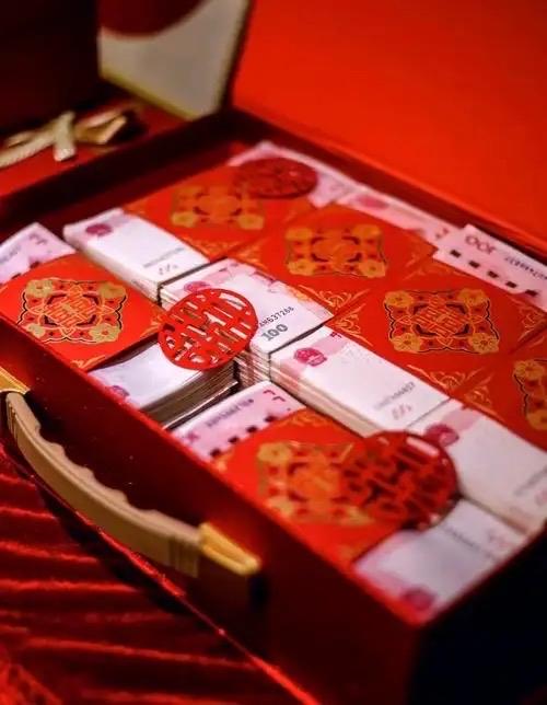 恋爱时转账30万为爱加码，分手后协议“一笔勾销”。可男方母亲却突然杀回，坚称这钱
