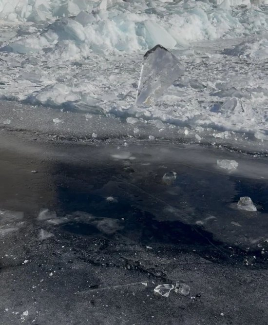 【目击者称车辆想冲过贝加尔湖冰面裂缝】目击者回应贝加尔湖事故2月20日，俄罗斯贝