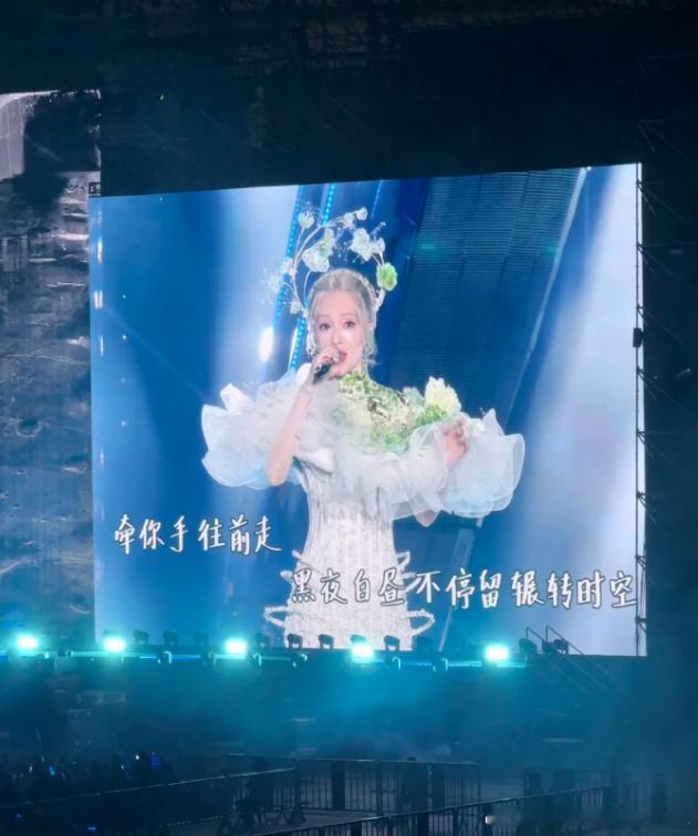 张韶涵年末敬酒给我 不得不说，张韶涵深圳站又一次惊艳全场！《无名的人》引发共鸣，