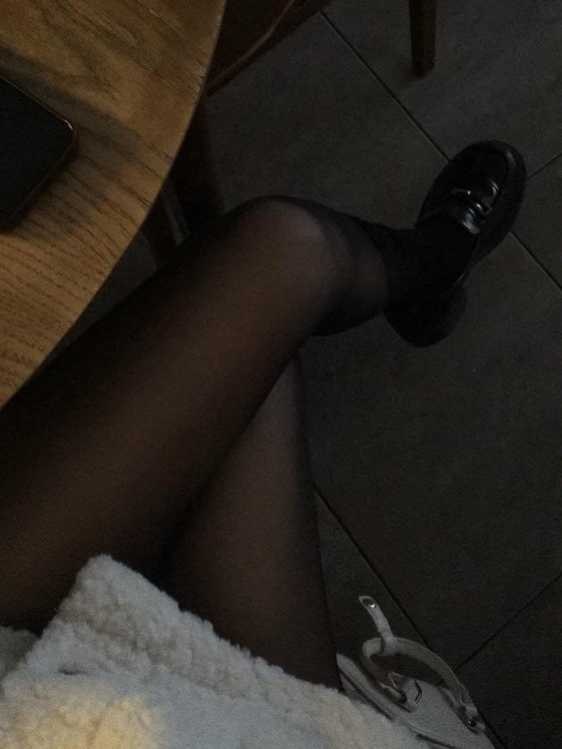 优雅穿搭，黑色丝袜与高跟鞋的完美搭配