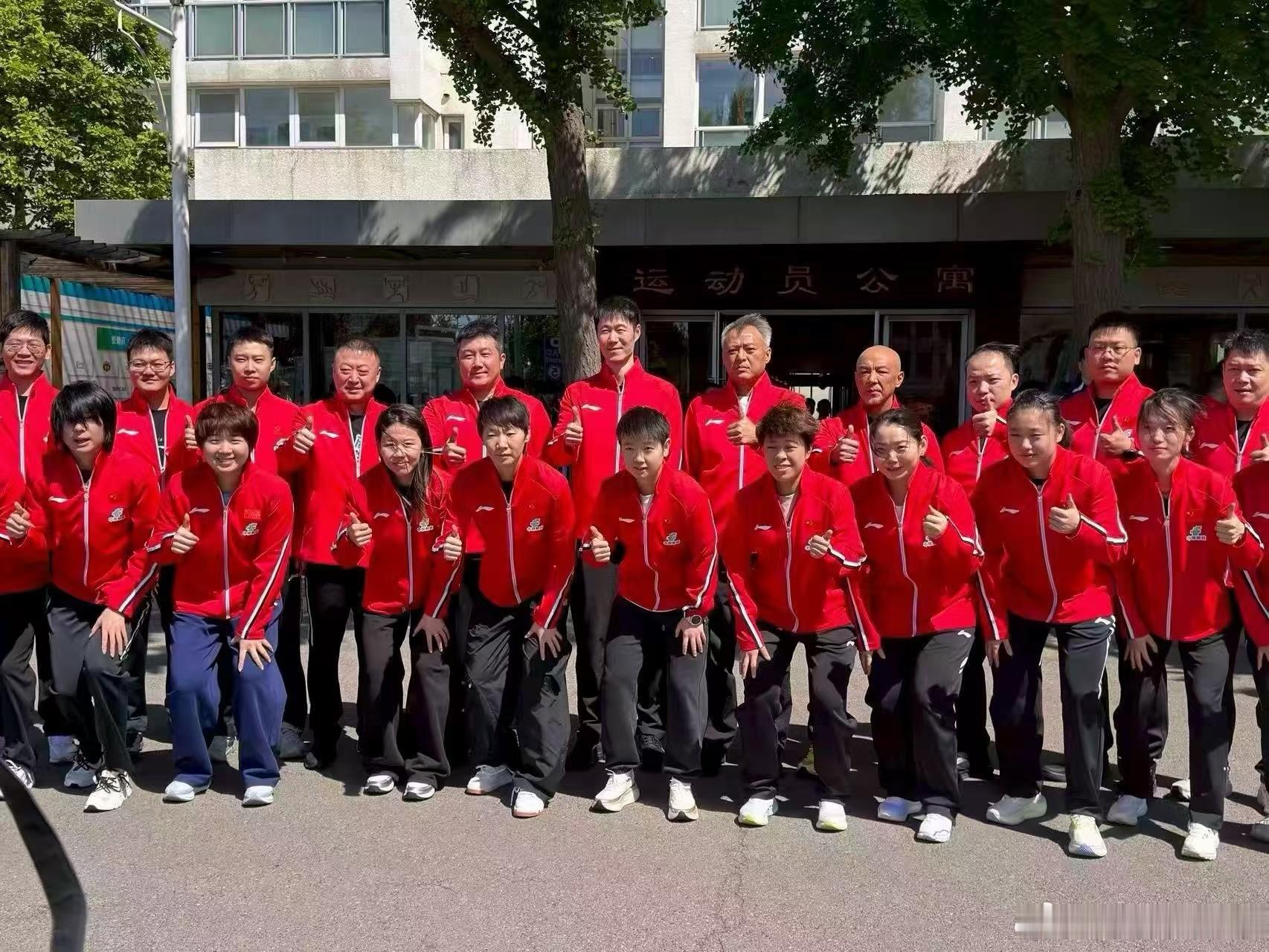 国乒出发伦敦世乒赛团体！俩孩子穿红色队服真的好好看，王楚钦孙颖莎加油！中国队🇨