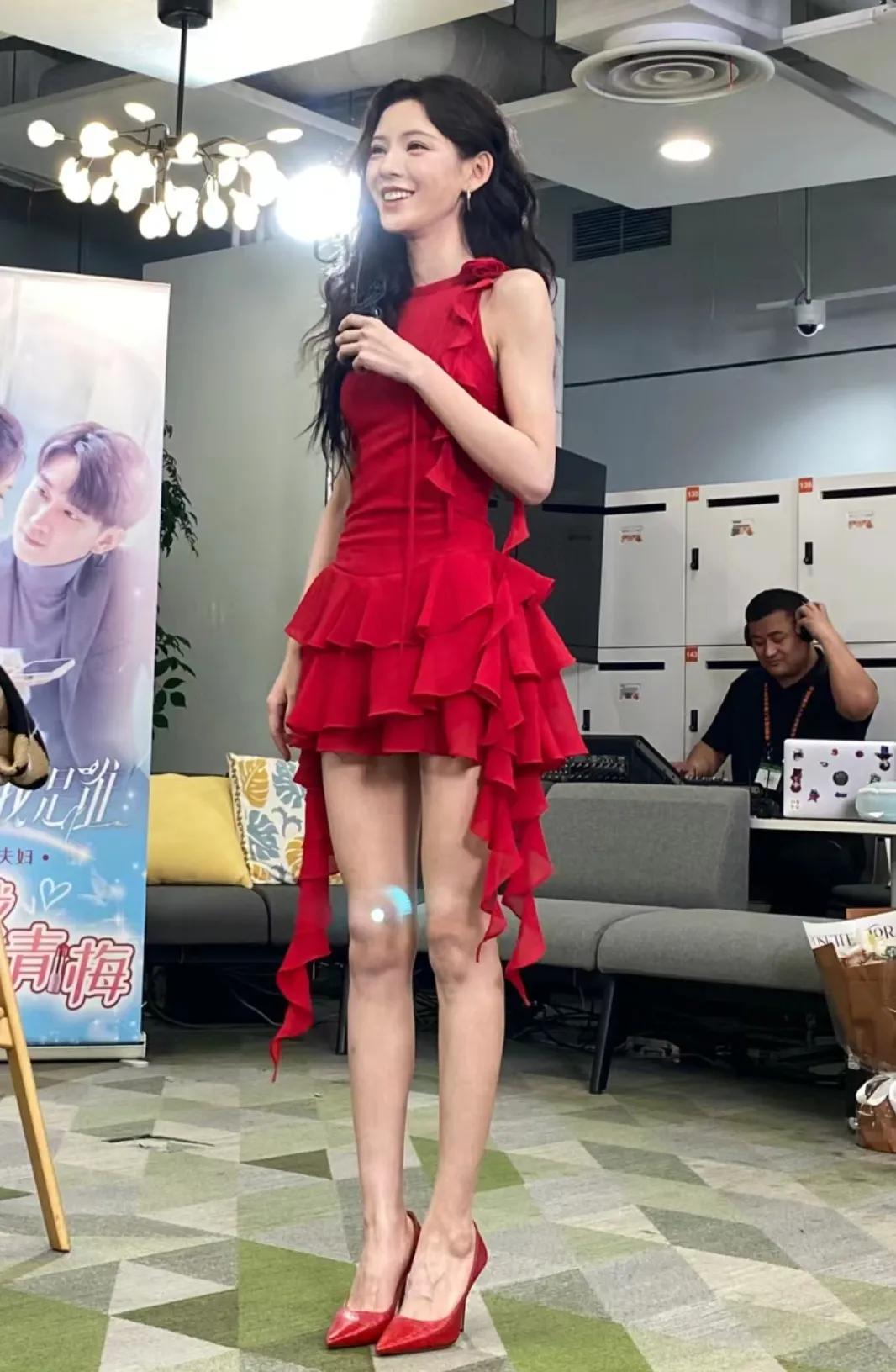 张予曦这身黑色裙子好适合她啊！又明媚又可爱，她真的一丝赘肉没有，骨架又小，五官好