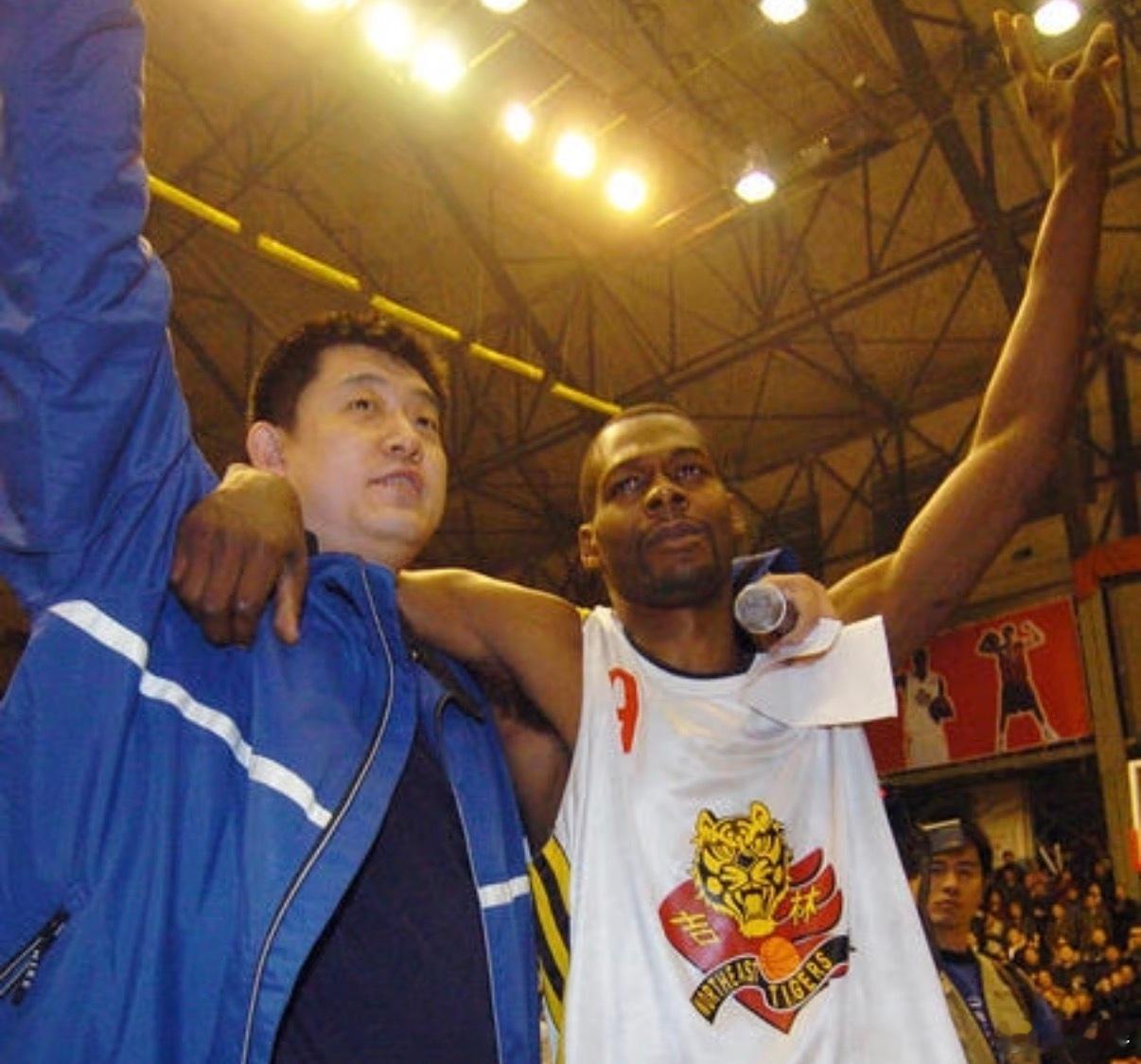 东北虎赢下联赛领头羊广厦，老馆的观众席上落座稀疏，二十几年前的烟雾迷漫与瓜子破壳