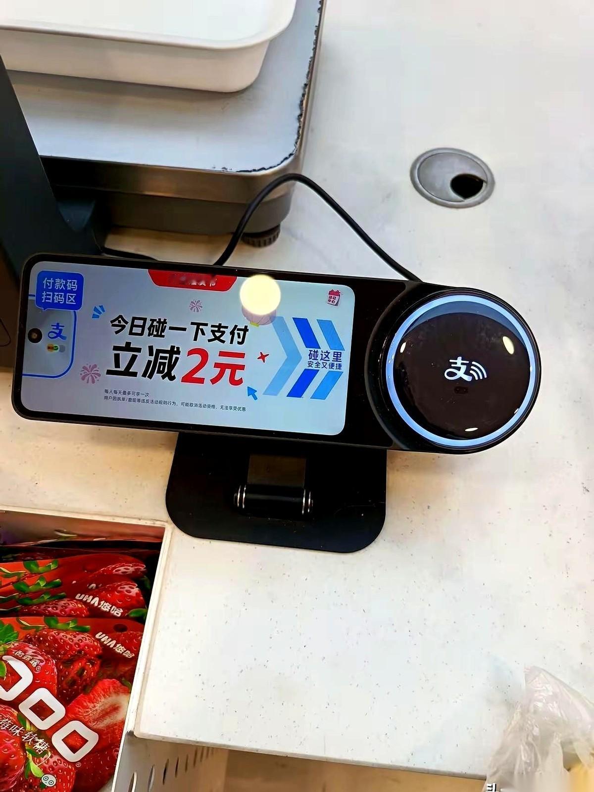 “先生，你还没给钱！”
一只脚刚迈出店门，我被收银员一声喊住。身后排队的人，目光