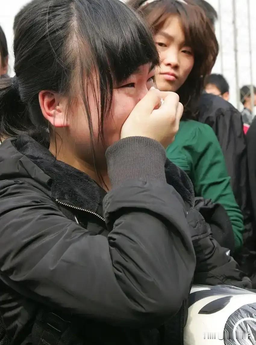 校门口，一名高二学生女孩，看见站在门口的男子，喊出一句称呼后，瞬间就哽咽流泪了。