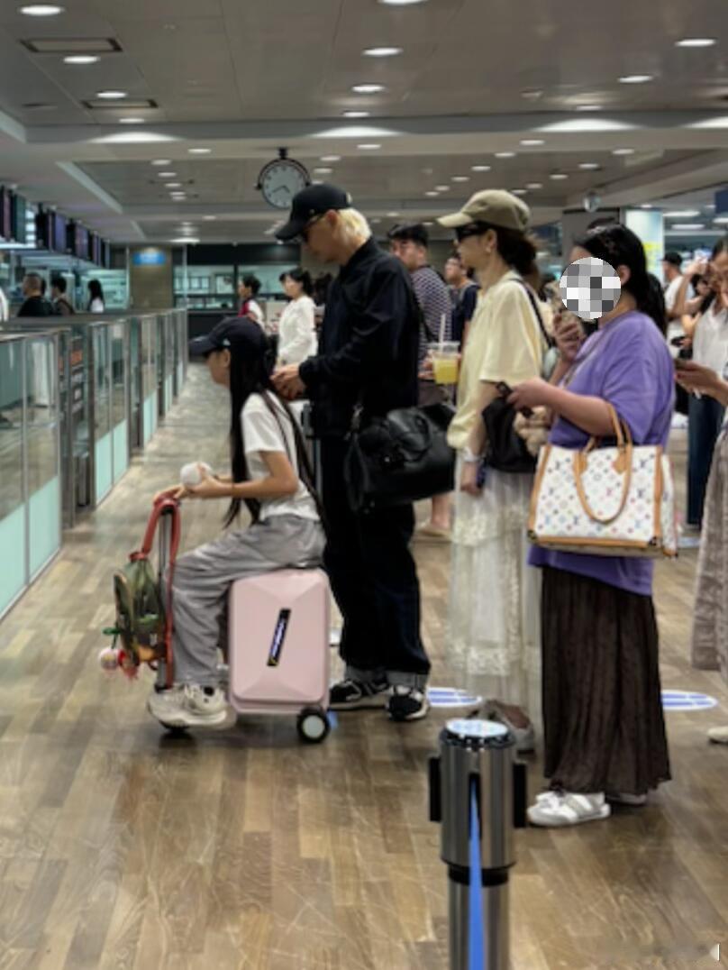 机场偶遇戚薇李承铉一家三口戚薇李承铉一家三口现身机场，Lucky独自坐行李箱，乖