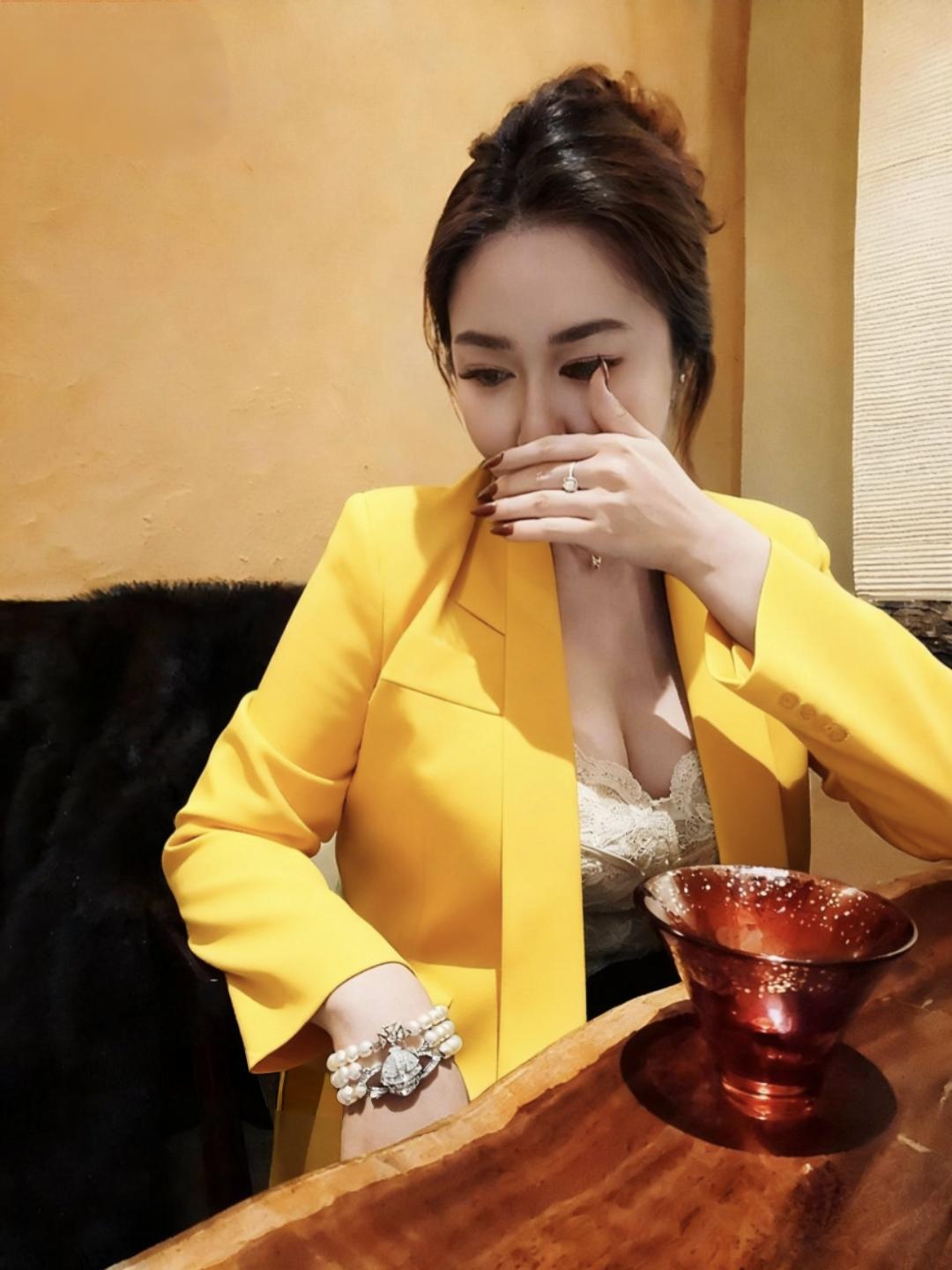 这世界上最不缺的就是随处可见的漂亮妞
随处可见的有钱人
在这个放荡不羁又充满诱惑